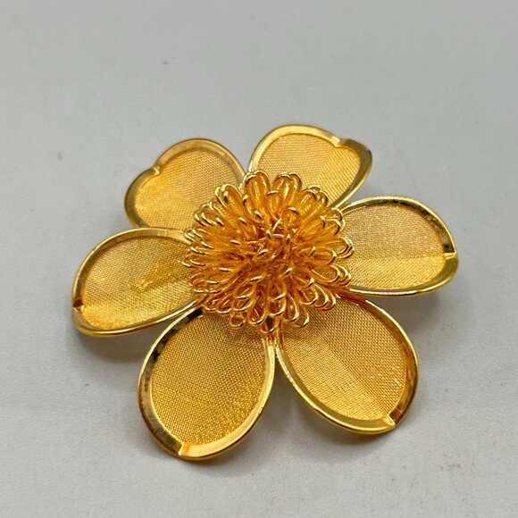 Vintage Mesh Flower Brooch Gold Tone Round Domed Pin with Petals Floral Design - Picture 3 of 5